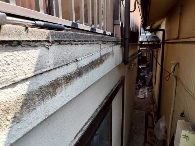 笠木下の黒ずみと亀裂